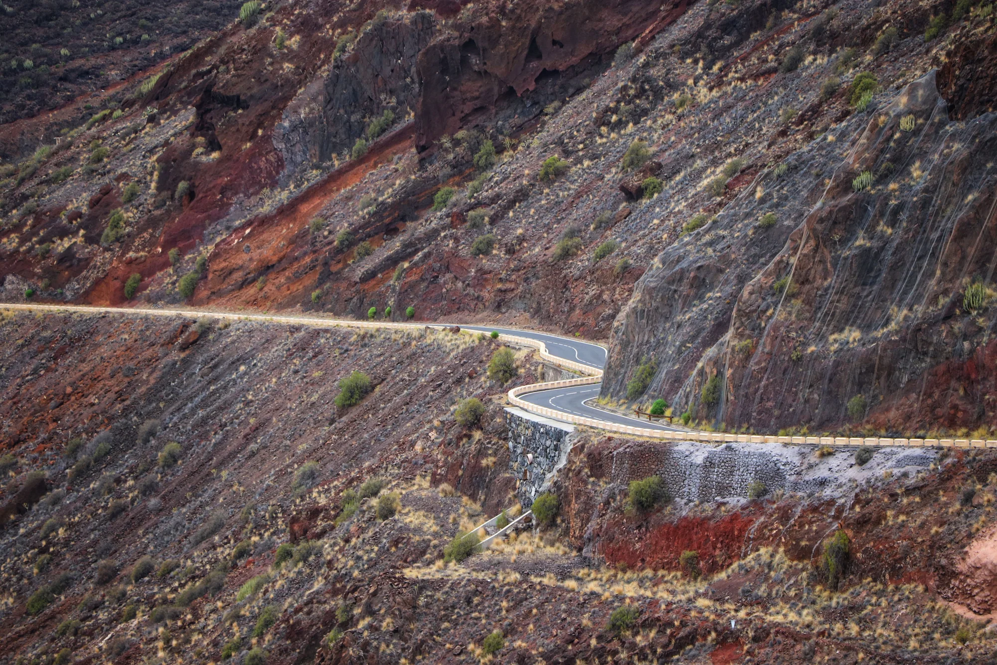 Una carretera de montaña en las cumbres de Tenerife