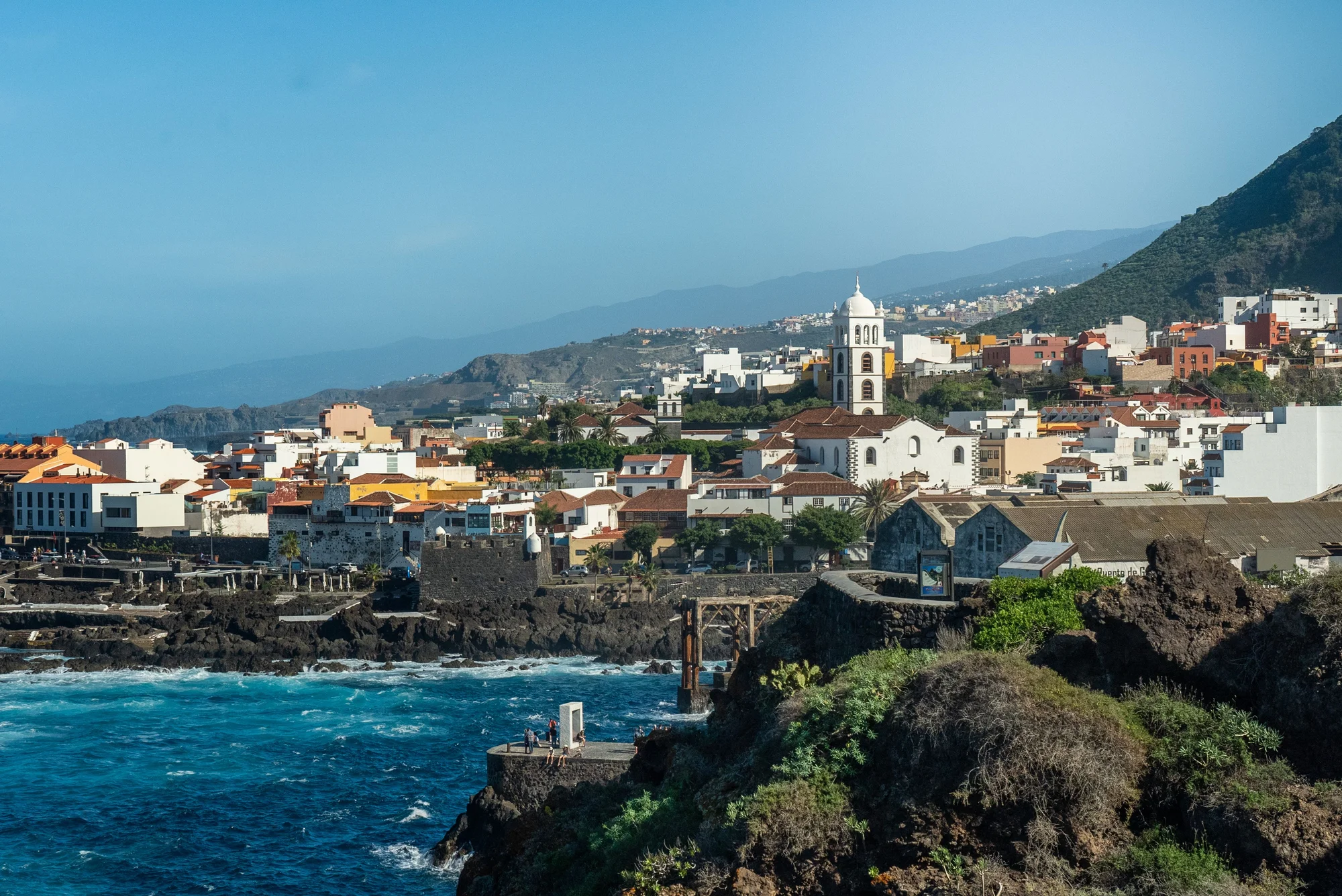 A town on the coast, with the Atlantic in front of it